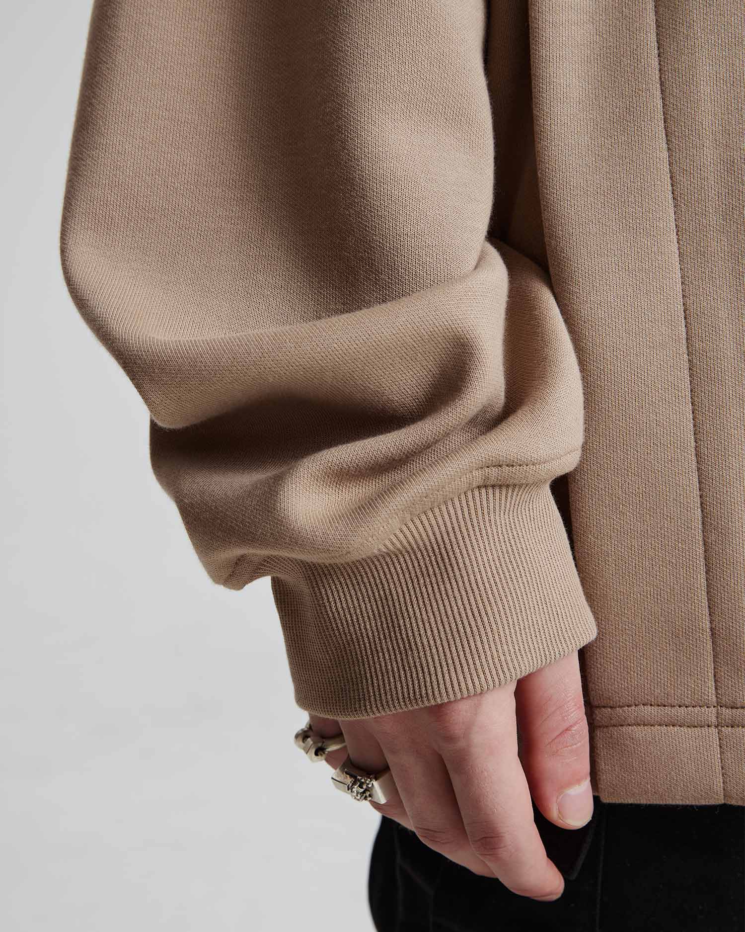 1 × Expandable Camel Sweatshirt