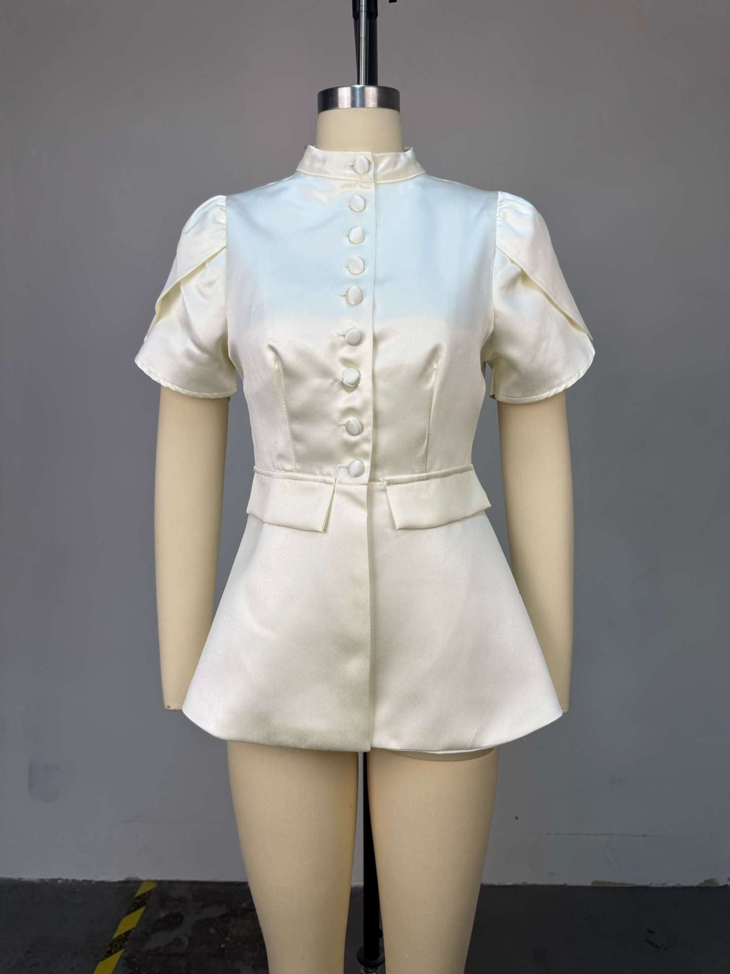 Stand up collar single-breasted shirt