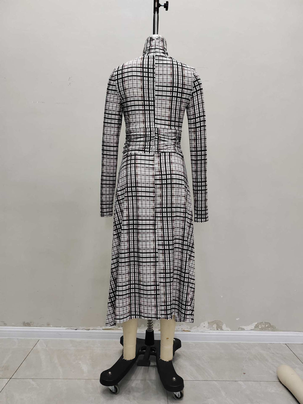 Stand-up collar long-sleeved plaid fabric pleated and thin casual dress