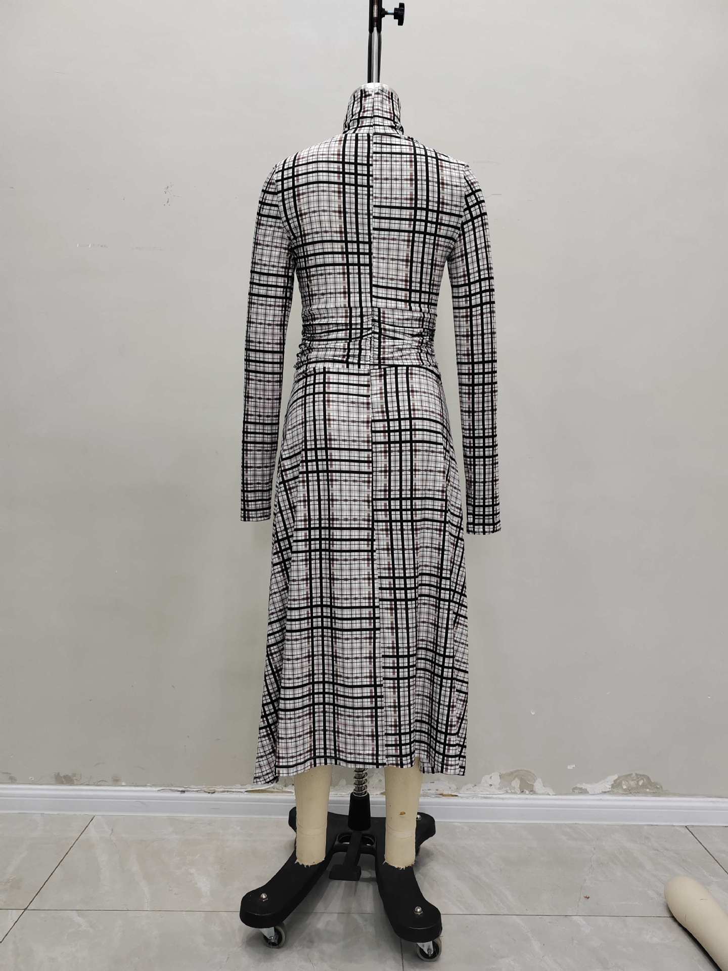 Stand-up collar long-sleeved plaid fabric pleated and thin casual dress