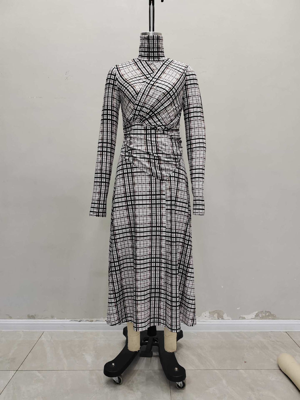 Stand-up collar long-sleeved plaid fabric pleated and thin casual dress