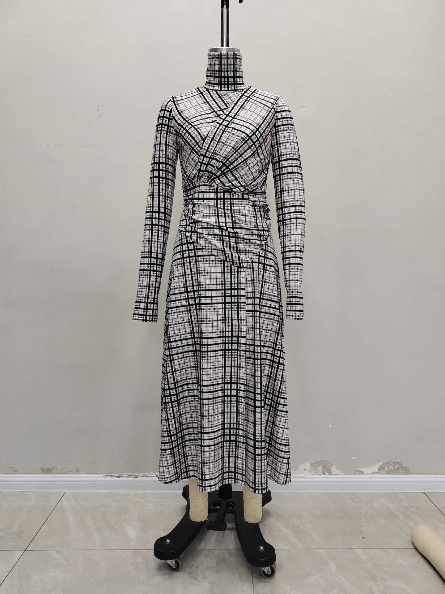 Stand-up collar long-sleeved plaid fabric pleated and thin casual dress