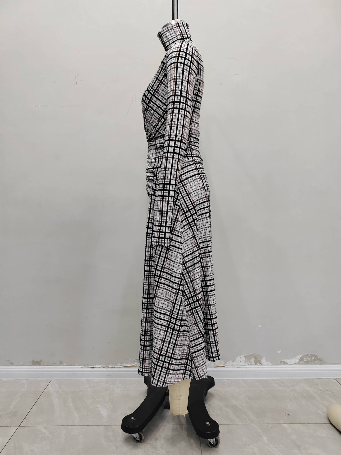 Stand-up collar long-sleeved plaid fabric pleated and thin casual dress